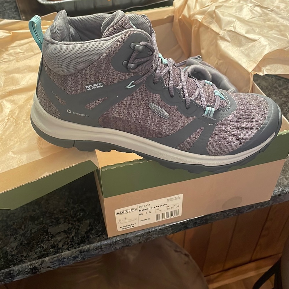 NEW Women’s Keen Terradora II Mid Waterproof hiking boots